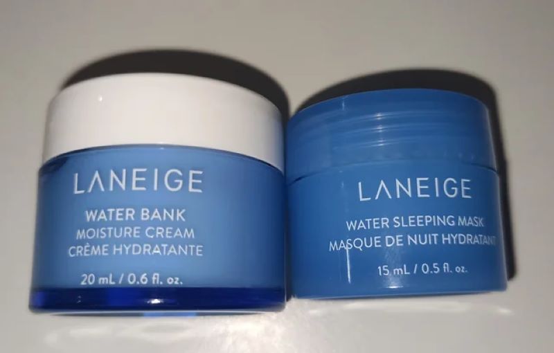 Mặt nạ cấp ẩm Laneige Water Bank Moisture Cream Mask: Mặt nạ này chứa thành phần nước khoáng Hydro Ionized Water giúp cấp ẩm sâu cho da, đồng thời chiết xuất hoa sen và hoa hồng giúp làm dịu da và giảm kích ứng.