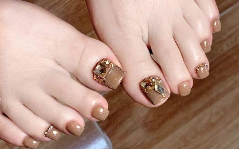 Các mẫu nail chân màu nâu đẹp