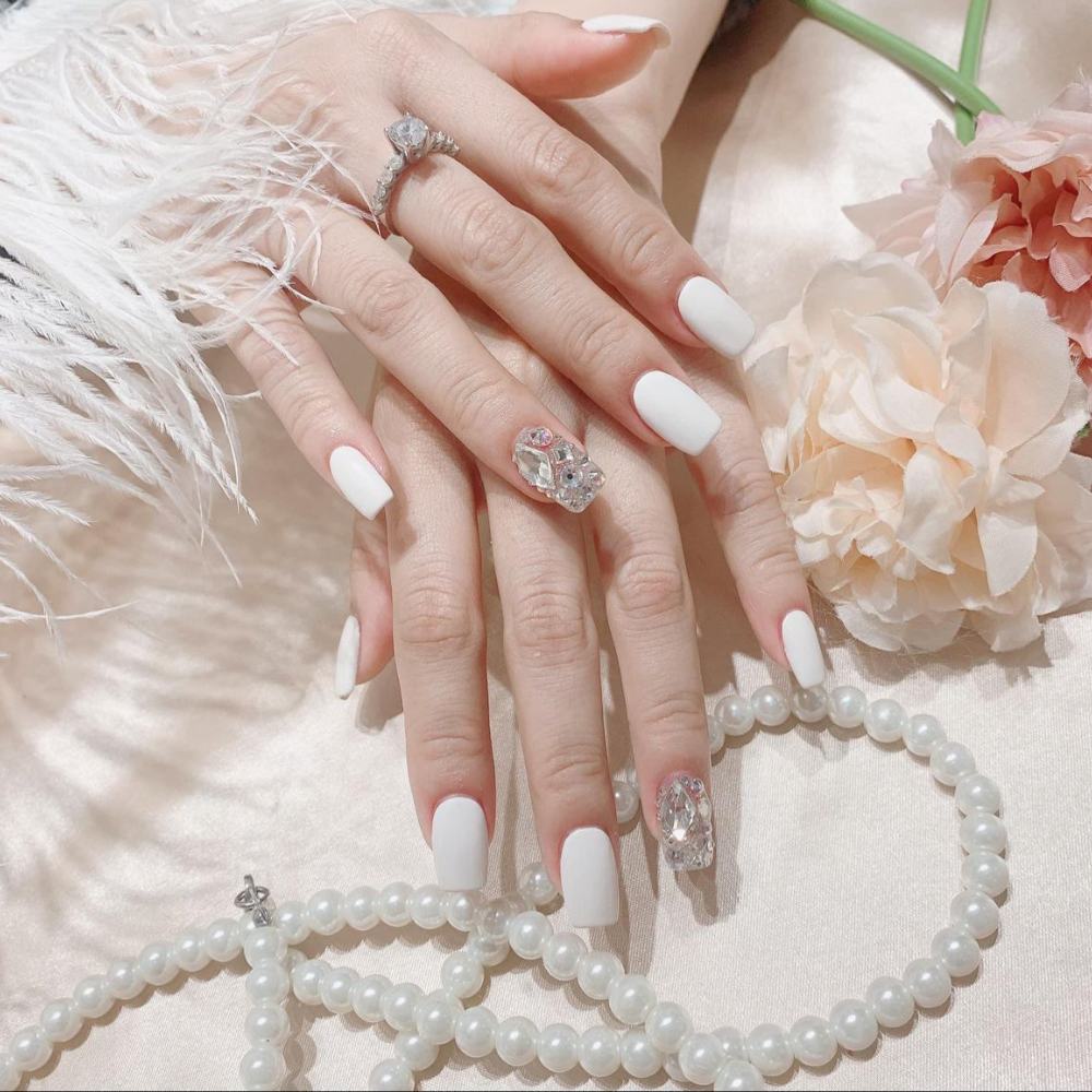 mẫu nail trắng xinh