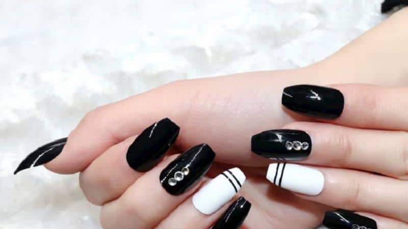 Mẫu nail xinh màu đen