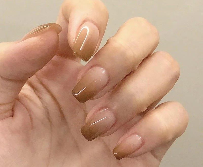 Nail màu nâu sữa ombre