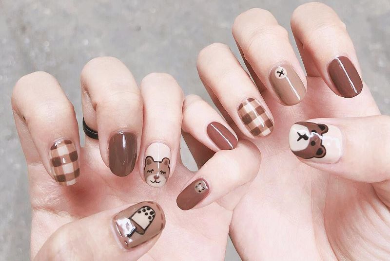 Nail màu nâu sữa hoạ tiết đáng yêu