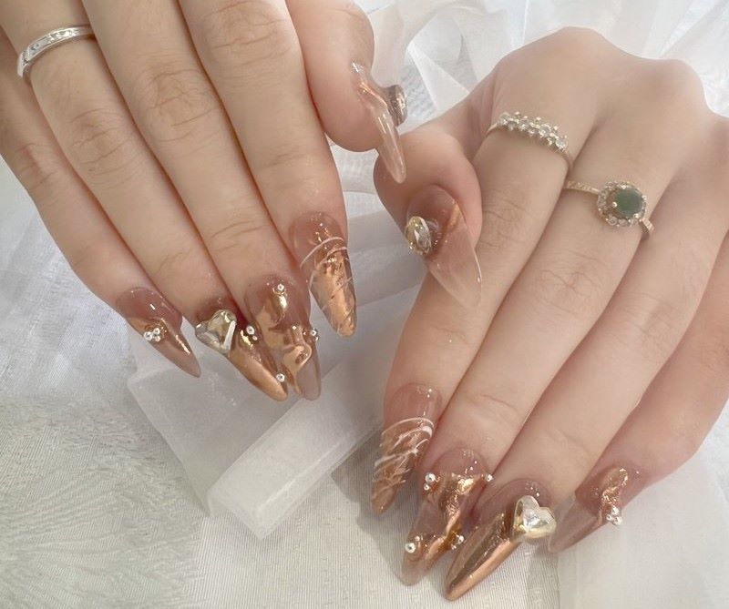 Nail màu nâu sữa đính đá 