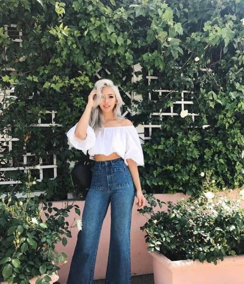 Áo crop top trễ vai và quần jean ống rộng