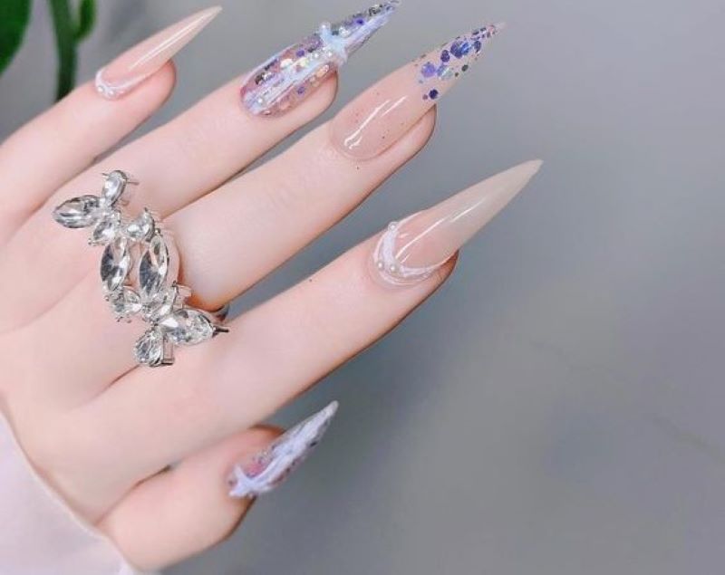 Mẫu nail đẹp móng nhọn sơn bóng