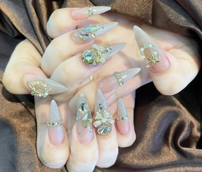 Mẫu nail móng nhọn đẹp trang trí cầu kỳMẫu nail móng nhọn đẹp trang trí cầu kỳ 