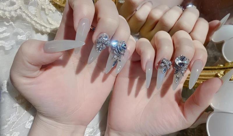 Mẫu nail nhọn đẹp đính đá