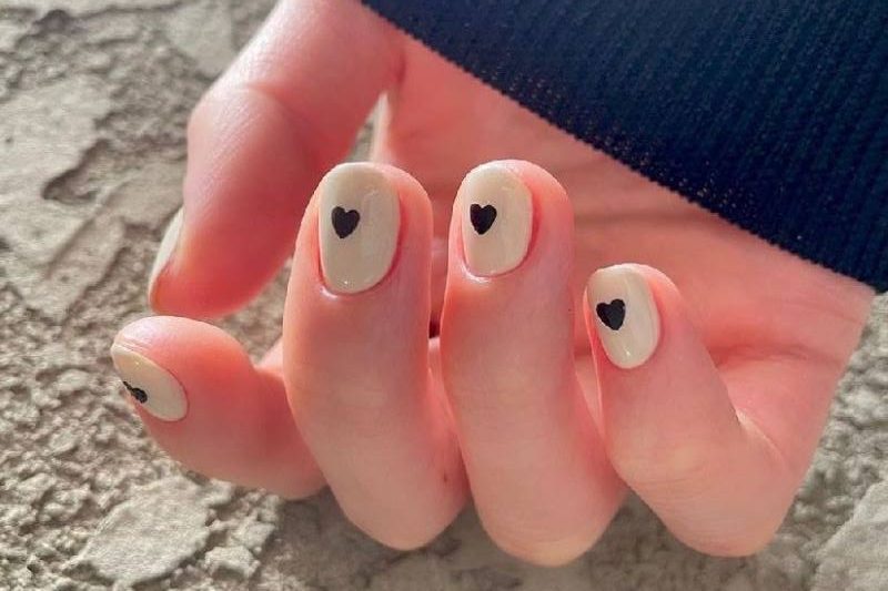 Nail trái tim màu đen trắng đơn giản