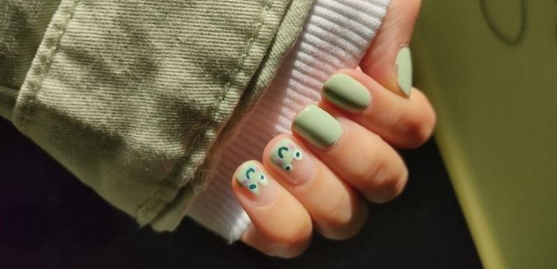 Mẫu nail màu xanh cho móng chai sạn đơn giản