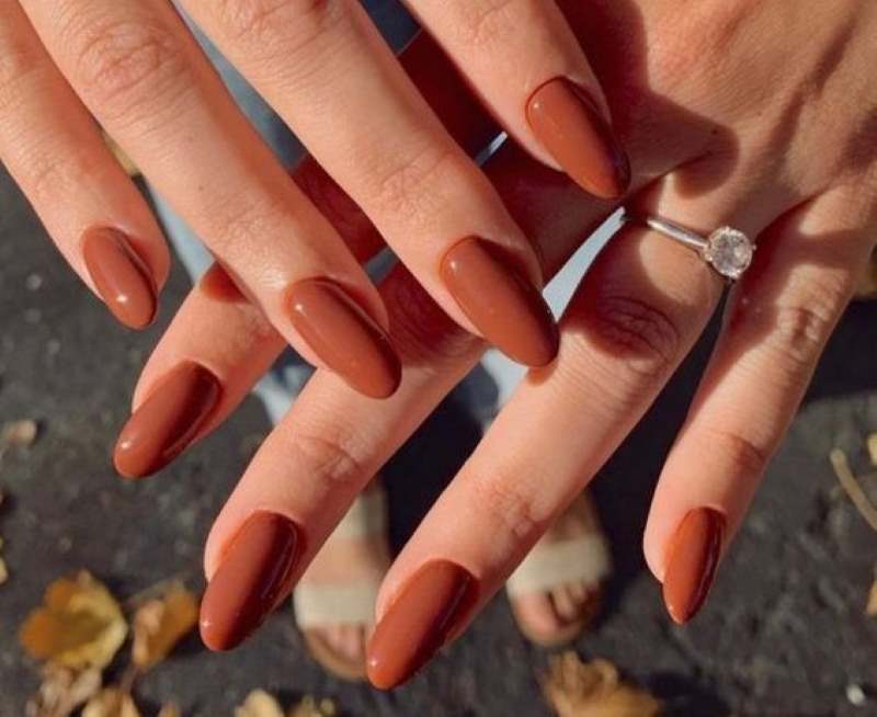 Mẫu nail màu nâu cho người trung niên 