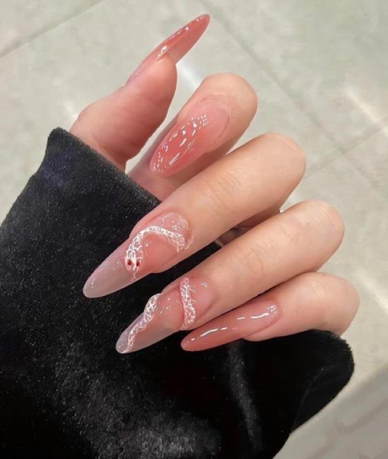 Mẫu nail móng nhọn tròn hồng trong có họa tiết rắn sang chảnh