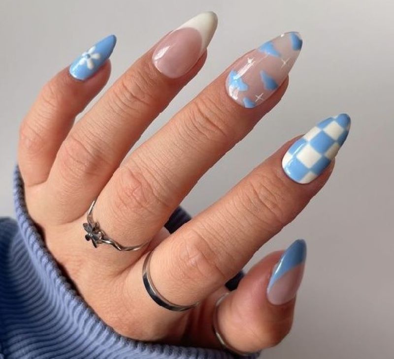 Mẫu kẻ nail caro xanh trời 