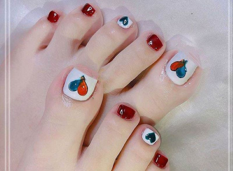 Thiết kế kiểu nail màu đỏ phối trắng và có trái tim