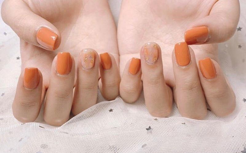 Nail màu cam giúp làn da ngăm nổi bật hơn