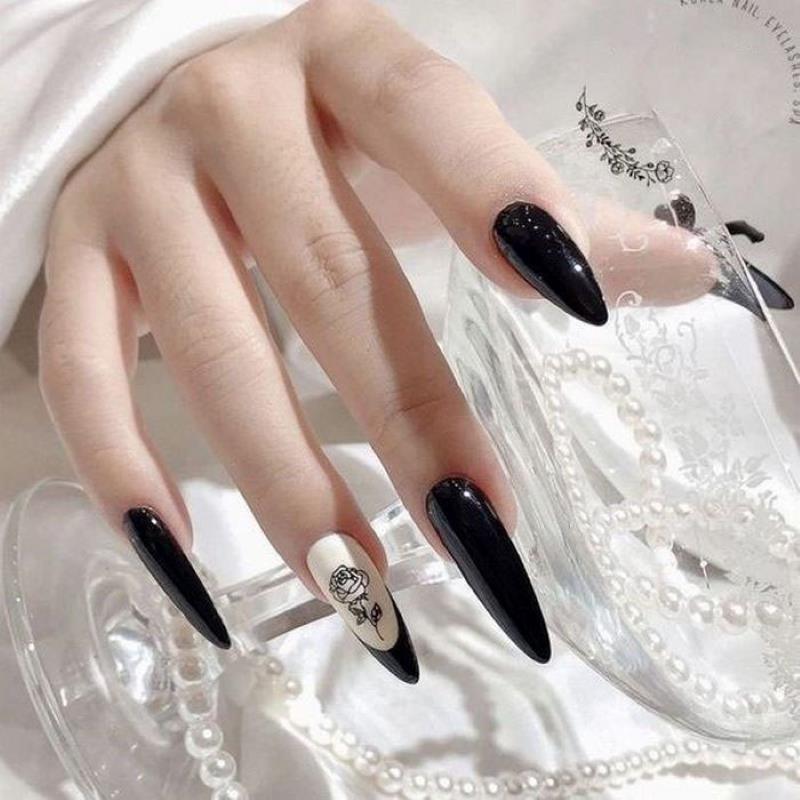 Nail màu đen trắng cho người mệnh Thuỷ 