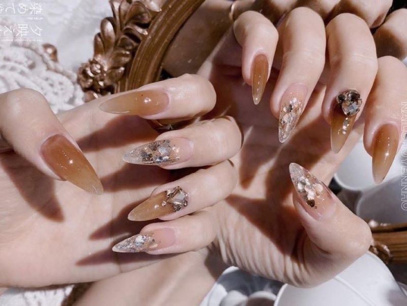 Top mẫu nail móng tròn đẹp màu cam đất