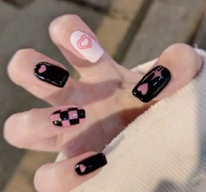 mẫu nail kẻ caro black pink ấn tượng