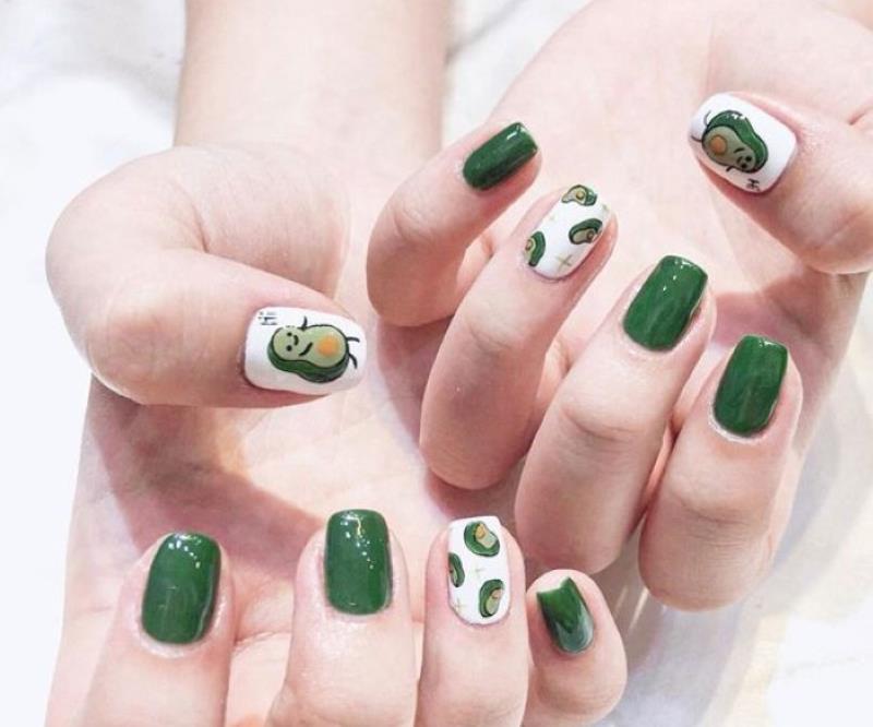 Nail tay màu xanh hoạ tiết trái bơ ngộ nghĩnh