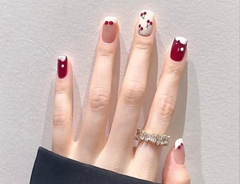 mẫu nail cherry đỏ kết hợp màu trắng cá tính 