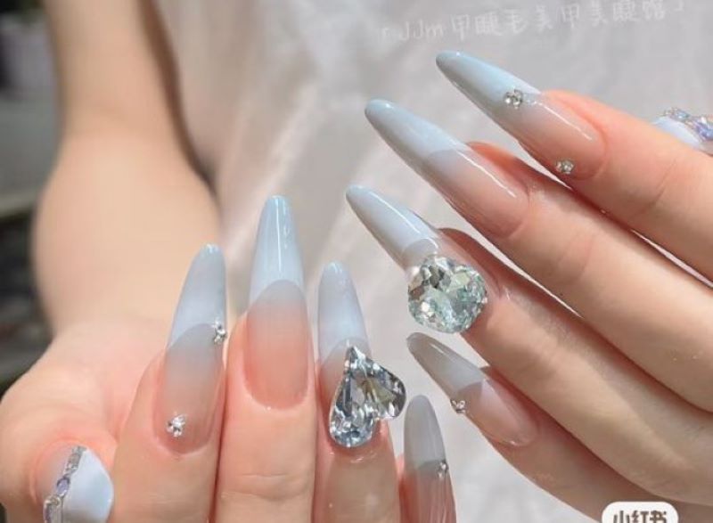 Gợi ý mẫu nail nhọn màu lợt xanh phối hồng đính đá