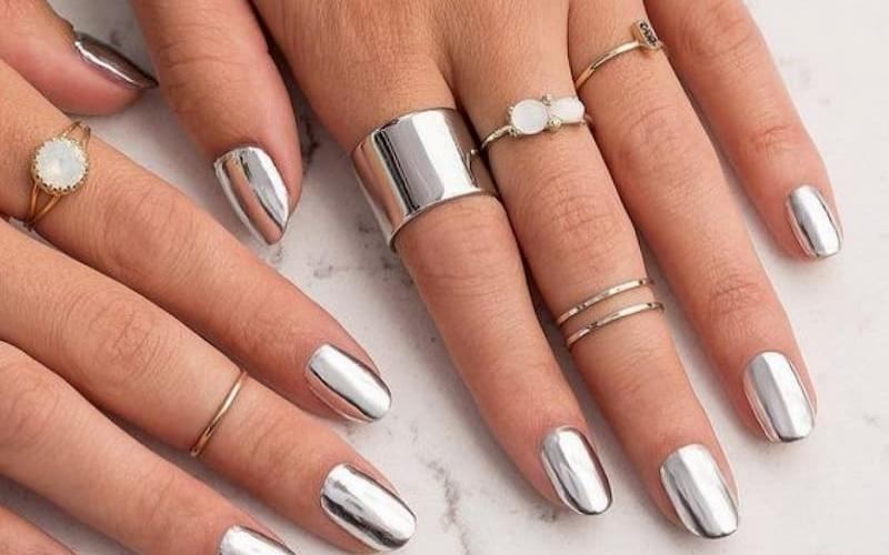 Nail màu bạc hoàn hảo cho những làn da ngăm 