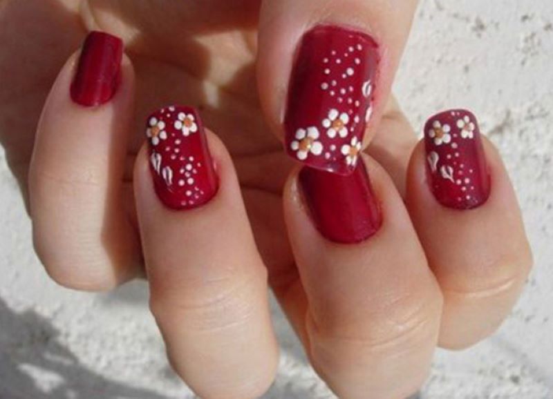 Mẫu nail màu đỏ mận hoạ tiết hoa