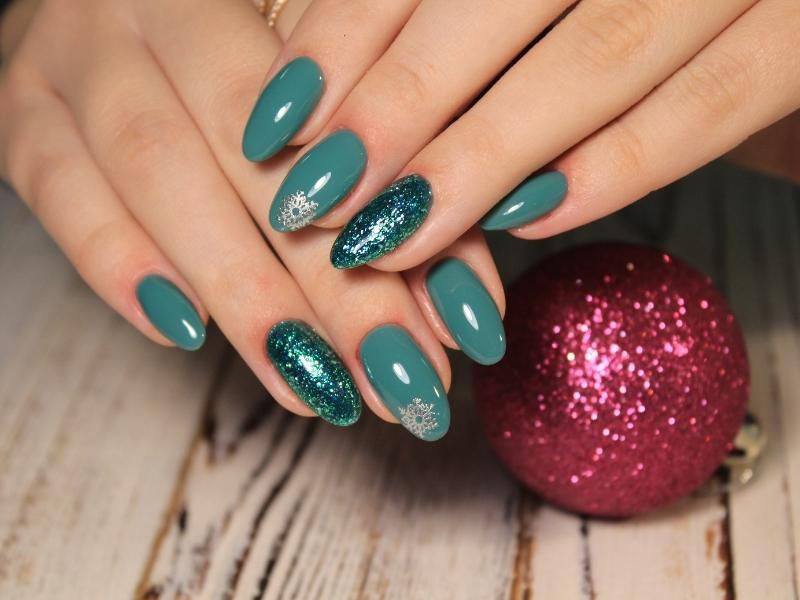 Mẫu nail cho người trung niên kiểu sơn nhũ