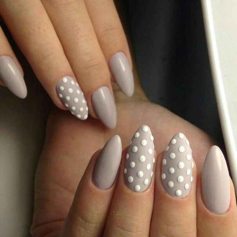 Mẫu màu nail hợp mệnh kim chấm bi được biến tấu với phần chấm bi nổi