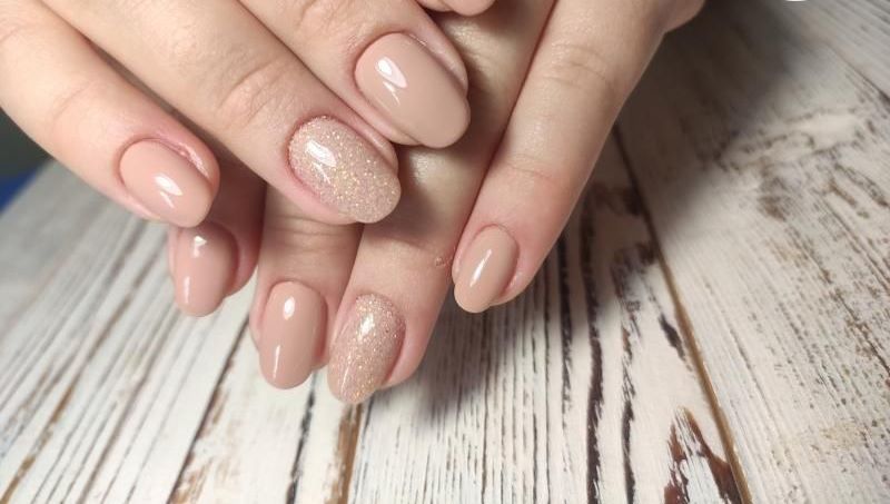 Nail màu nude kết hợp kim tuyến rất hợp với phụ nữ lớn tuổi