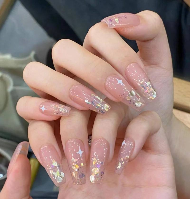 mẫu nail hồng lấp lánh nhẹ nhàng cho cô dâu 