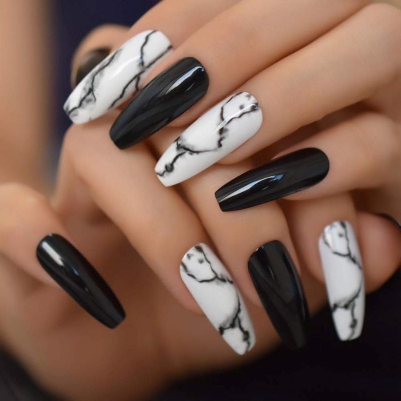 Mẫu nail đen loang trở nên thịnh hành trong những năm gần đây