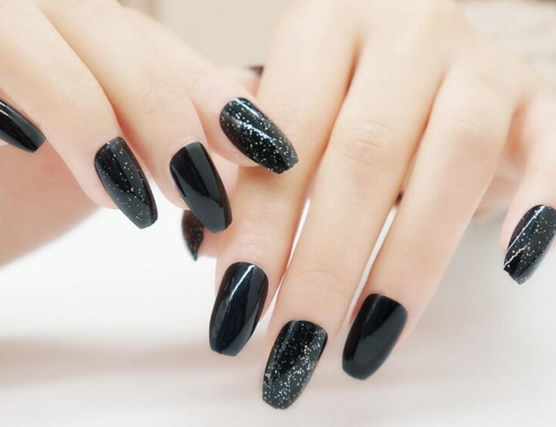 Phủ nhũ cho toàn bộ nail để tăng độ bắt sáng