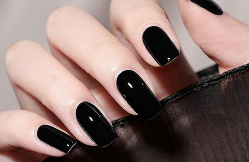 Mẫu nail đen bóng đơn giản, tinh tế