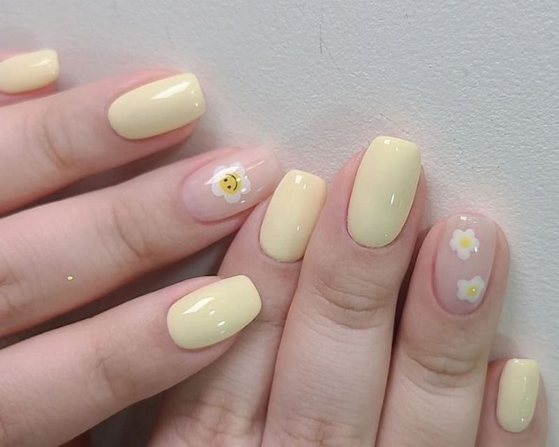 Mẫu nail dáng dài màu vàng cho tay thô