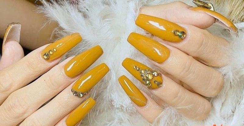 Nail vàng cam đính đá đơn giản 