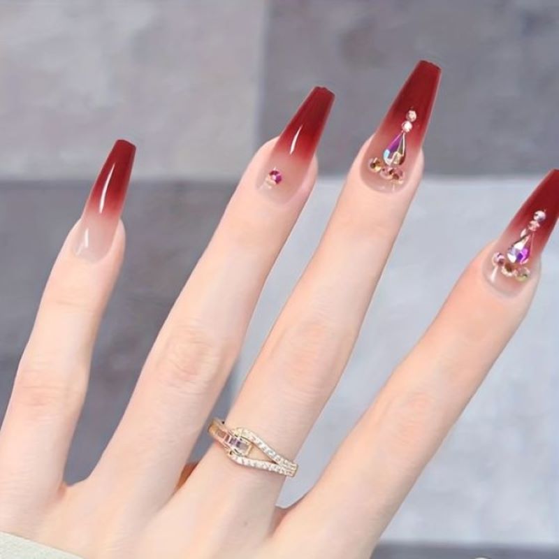 Nail tay dỏ ombre đính đá quý phái cho nàng 