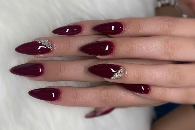 mẫu nail màu đỏ đậm đính đá kiêu sa