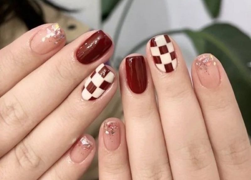 Nail màu đỏ caro giúp nàng bớt đơn điệu