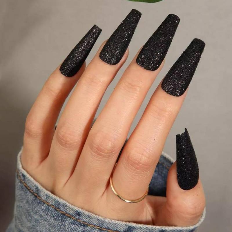 ẫu nail màu đen kết hợp với kim tuyến trắng lấp lánh, sang trọng 