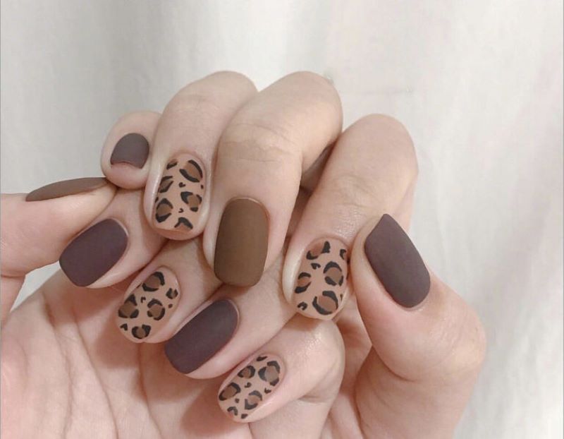 Hoạ tiết da báo với màu nail cho người mệnh kim