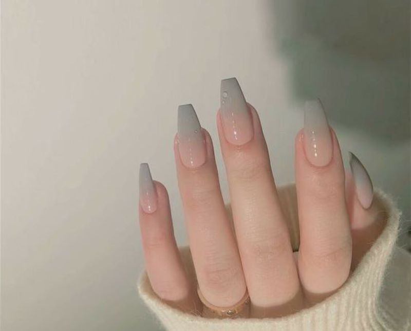 Mẫu nail màu xám nhẹ nhàng dành cho người hợp mệnh kim