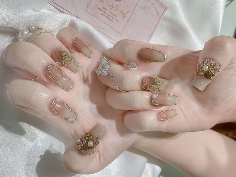 Mẫu nail đính đá ấn tượng, sang trọng 