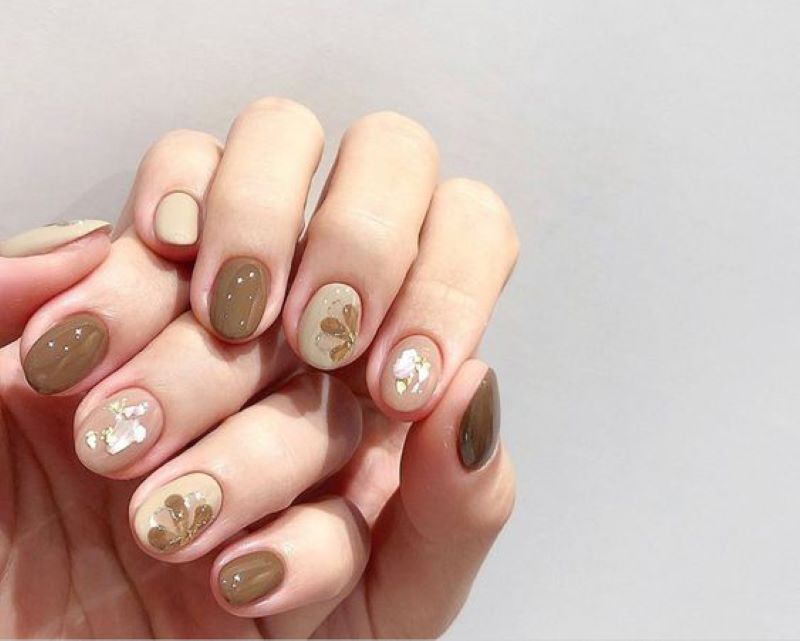 Mẫu nail vẽ hoa lá với màu hợp mệnh kim