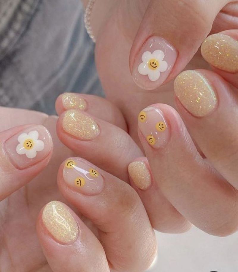 Nail vẽ hoa với màu vàng, sơn ánh kim