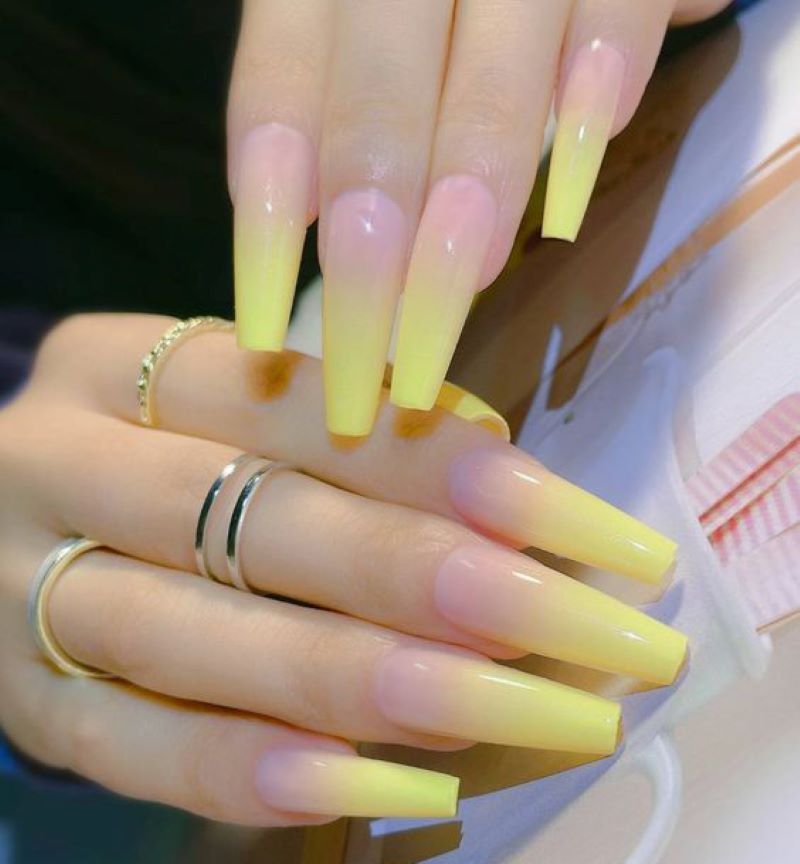 Nail màu vàng ombre ấn tượng hợp với mệnh kim 