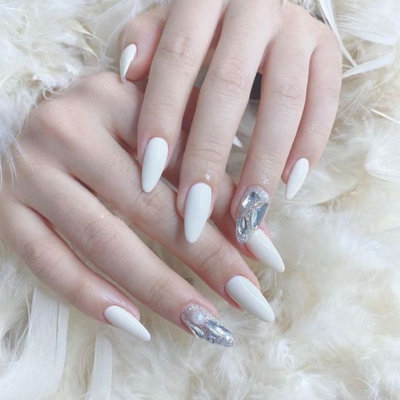 Nail trắng cho người thuộc mệnh Thủy