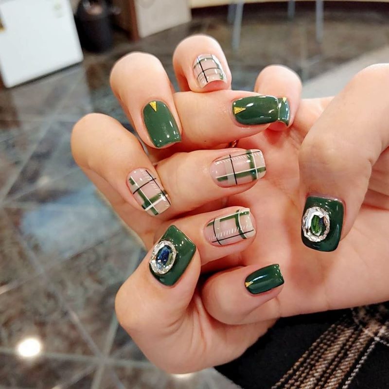 nail kẻ caro đính đá bắt mắt 