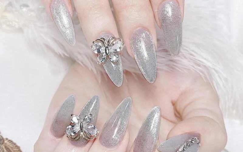 Mẫu nail kim tuyến lấp lánh đính nơ cho các nàng 