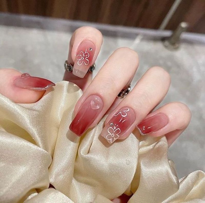 Xu hướng thiết kế nail ombre màu đỏ mận đang rất được ưa chuộng