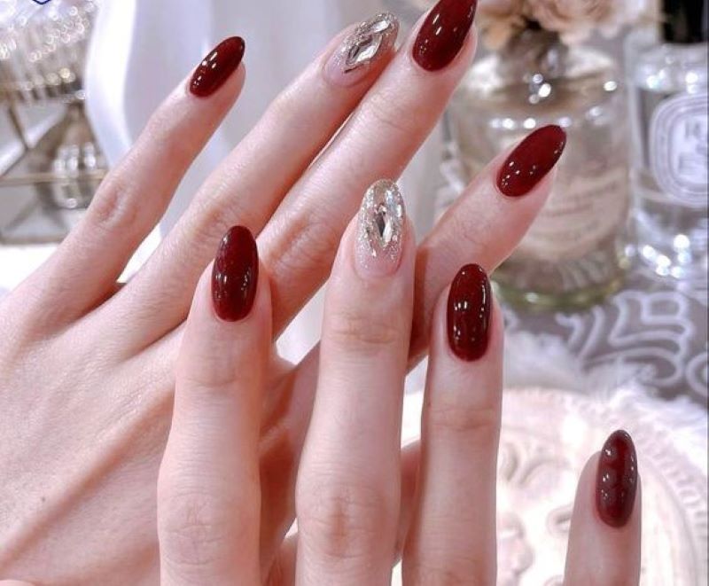 Gợi ý nail màu đỏ mận tráng gương đẹp